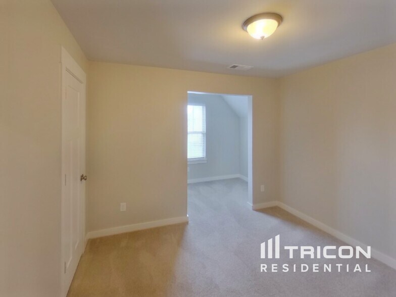 Building Photo - 4941 Kingdom Dr