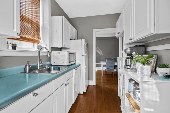 Building Photo - 212 N Oak Park Ave