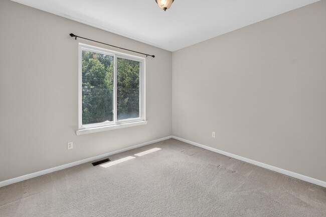 Building Photo - 392 Sedgewood Ln