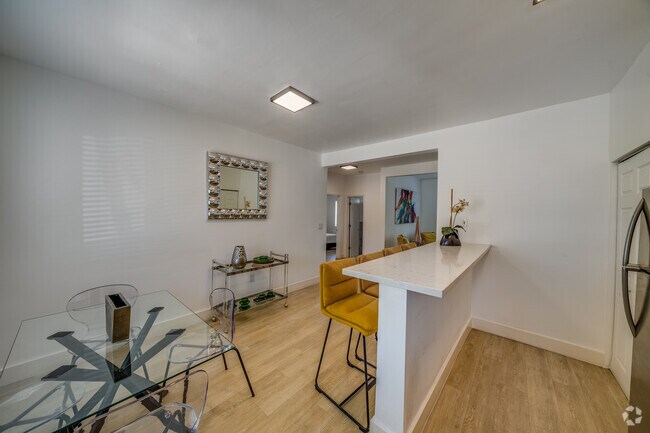 2 BD, 2 BA - 950 SF - Kitchen/Dinning - Design Place