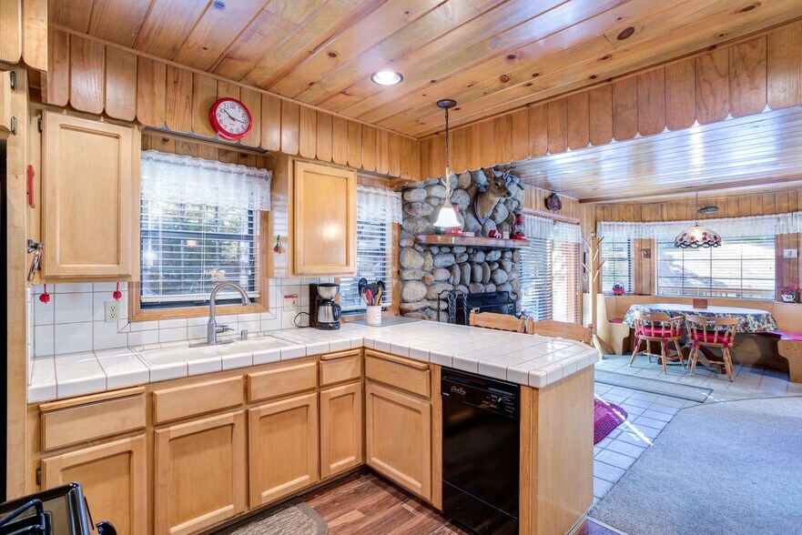 Building Photo - 8041 Woodpecker Way
