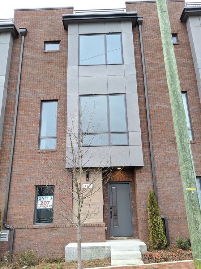 Building Photo - Luxury Townhome in Desirable Germantown Neighborhood