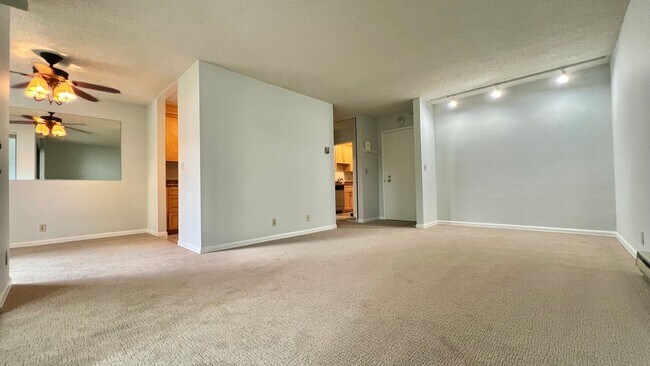 Building Photo - Well-maintained 2bd 1.5 ba  with plenty of...