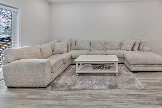 Building Photo - 1022 McLaren Cir