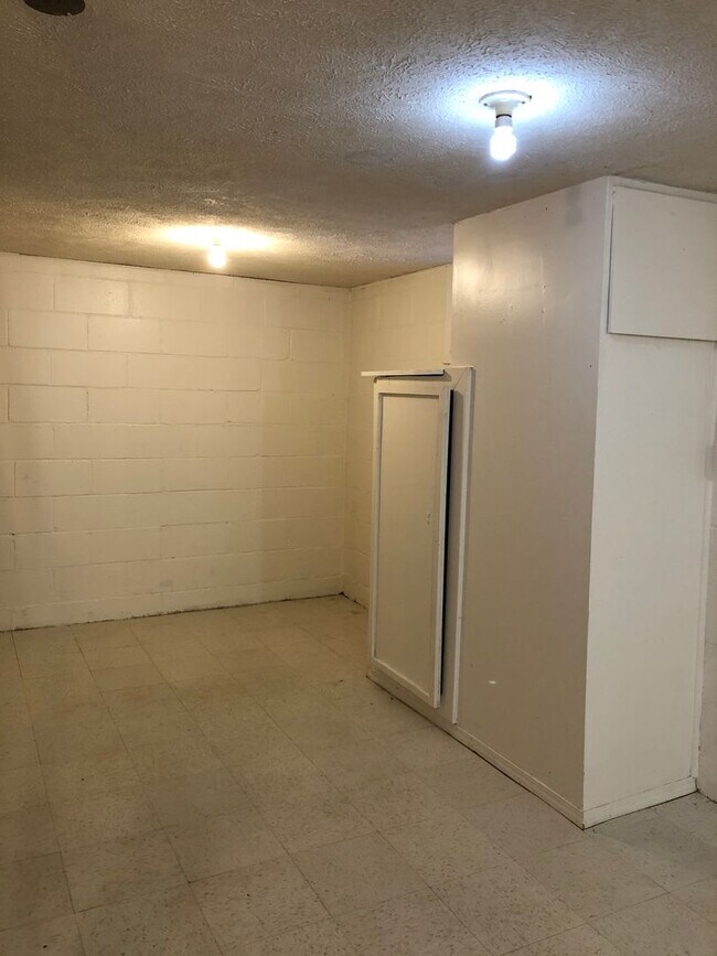 Building Photo - Spacious 2 Bed House!!