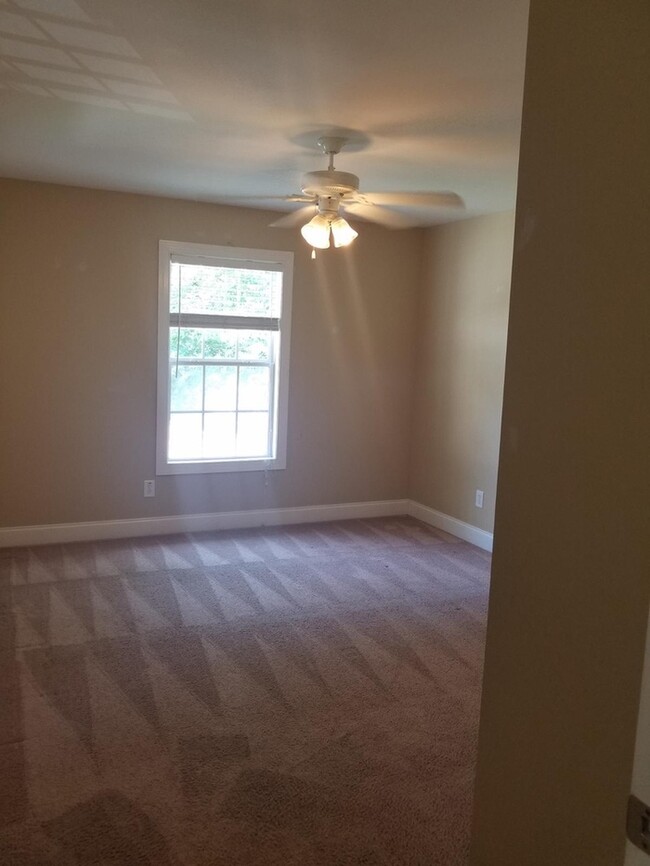 Building Photo - Unit Available in Radcliffe Place