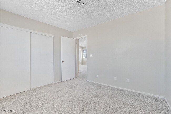 Building Photo - 2685 Jennydiane Dr