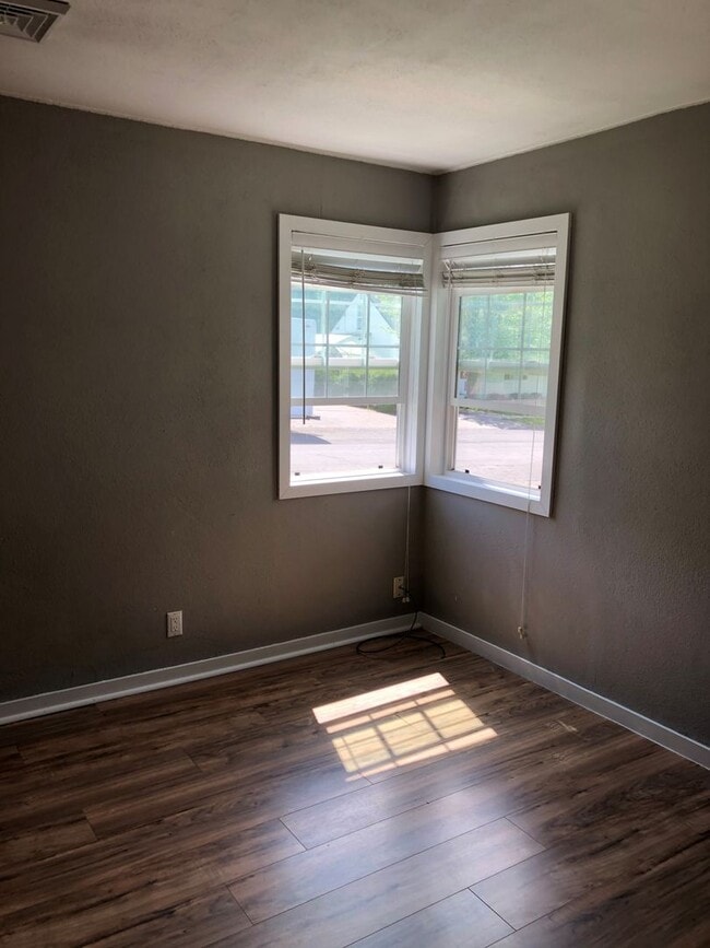 Building Photo - Cute 2 bedroom with garage