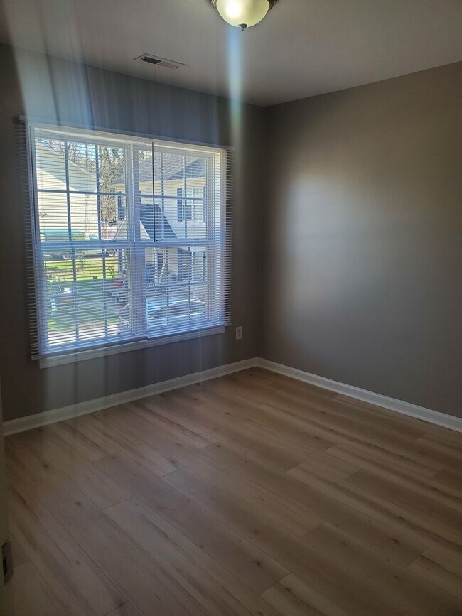 Building Photo - 1136 Drew St