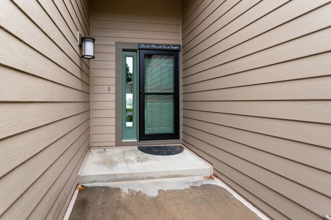 Building Photo - Charming home with Golf Course Views!!!