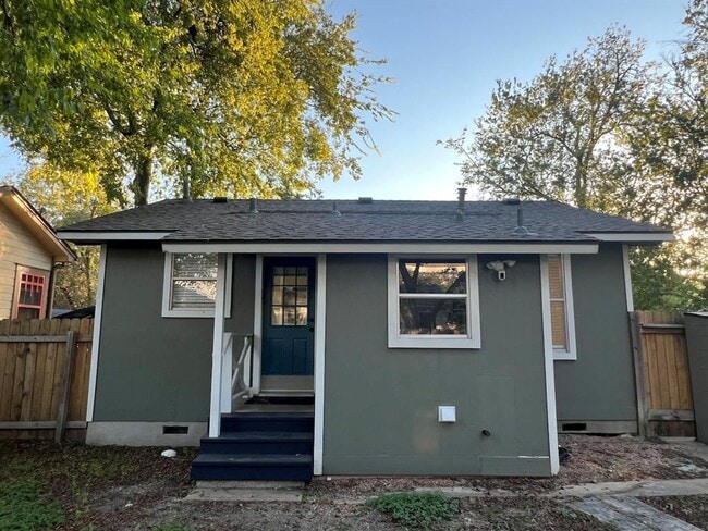 Building Photo - 928 E 56th St