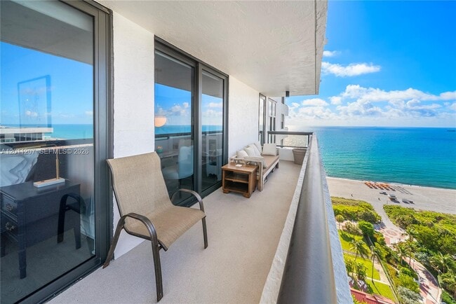 Building Photo - 2555 Collins Ave