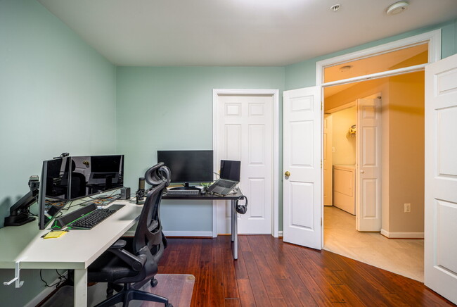 Building Photo - Comfortable Condo Living in Convenient Alexandria Location