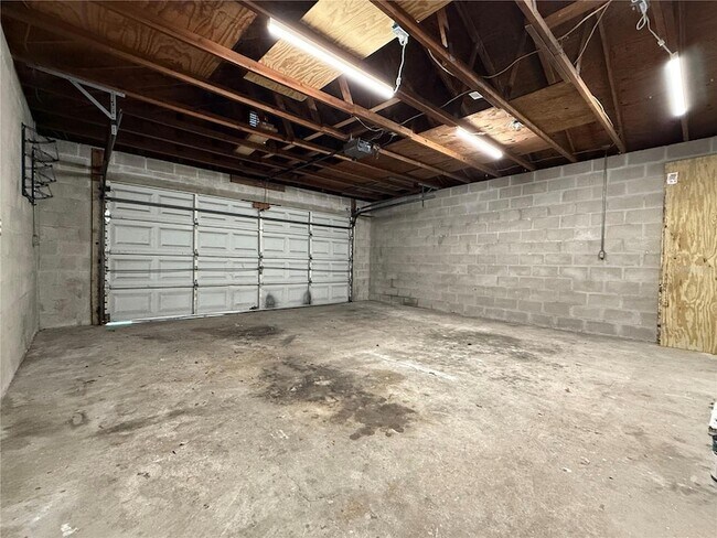 Building Photo - 7002 S Shamrock Rd