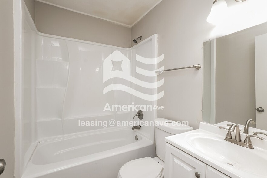 Building Photo - 933 Tyler St