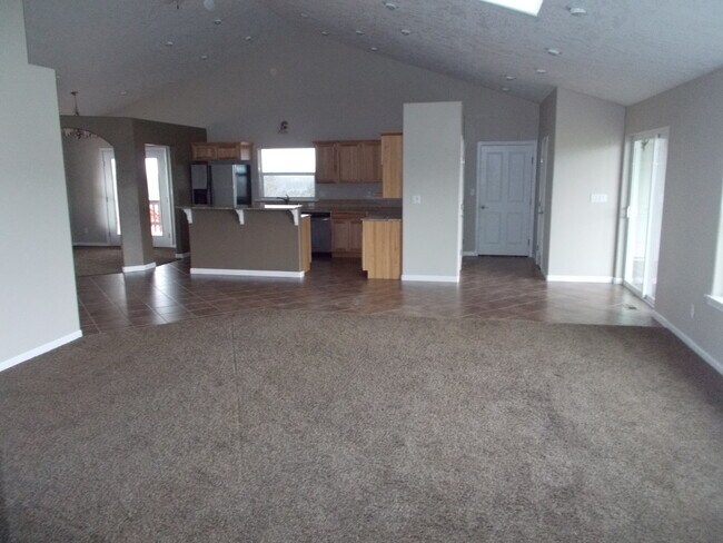 Building Photo - R91G/$1895.00 RENTED