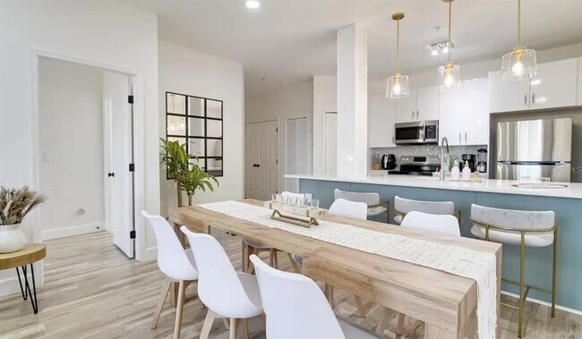 Building Photo - 8103 Coconut Palm Way