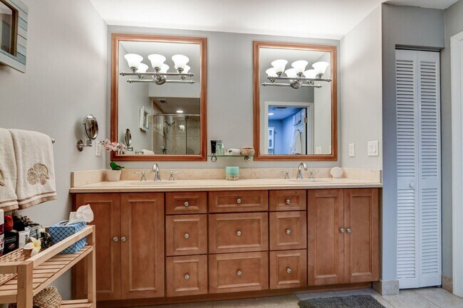 Building Photo - 20 Via Lago