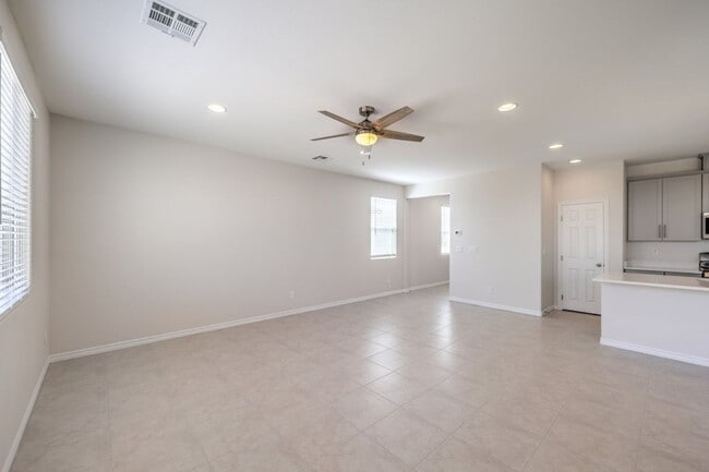 Building Photo - Fully Upgraded - 4bedroom & 2.5 bathrooms-