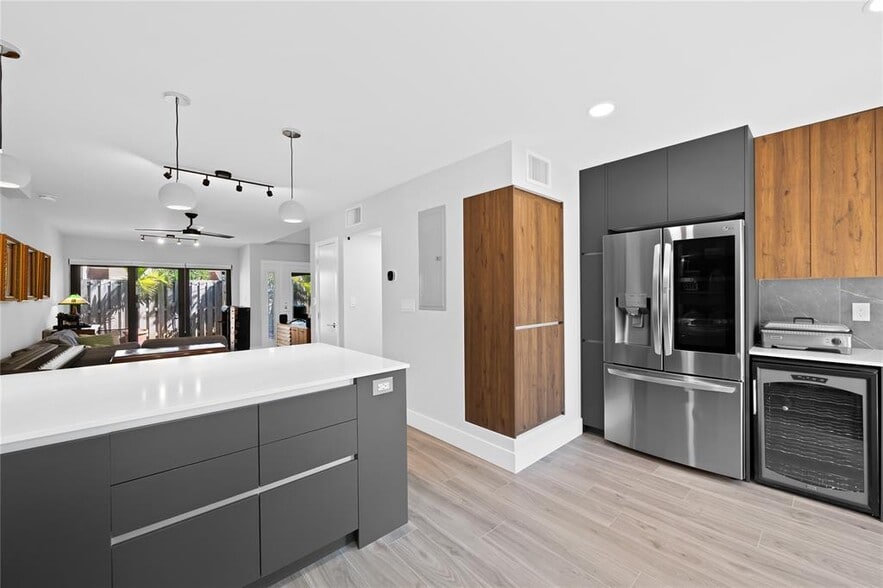 Building Photo - 340 City View Dr