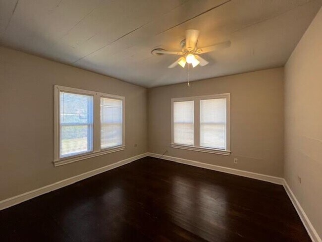 Building Photo - 3619 Fort Ave