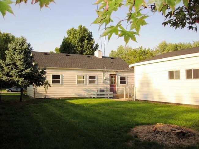 Building Photo - 3 Bedroom House