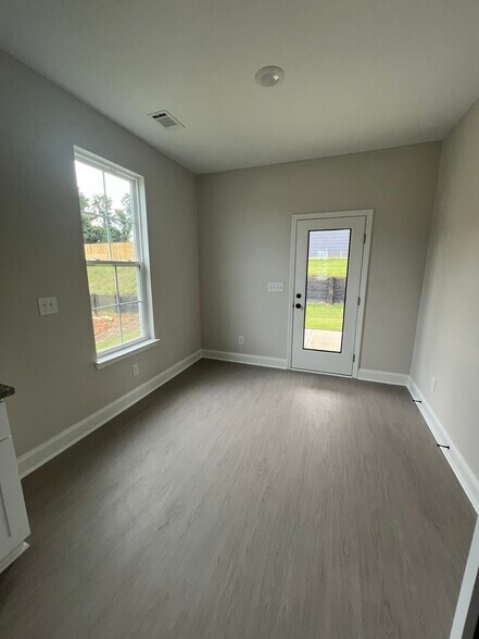 Building Photo - 102 Bennett St