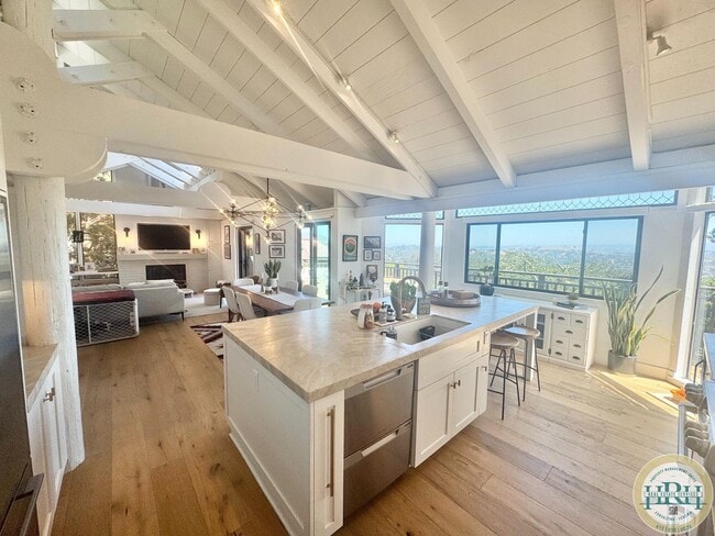 Building Photo - Tranquil & Sun Drenched 3BR|3BR in Heart o...