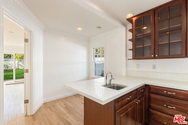 Building Photo - 1557 N Stanley Ave