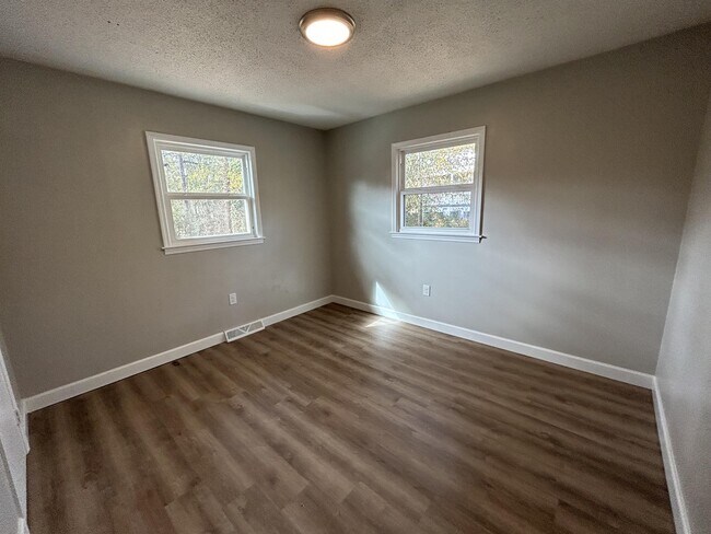 Building Photo - 517 Old Central Rd