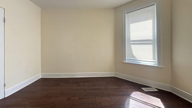 Building Photo - Newly Renovated 4BED 1.5BTH / Stainless Steel Appliances & Washer/Dryer Hookup!