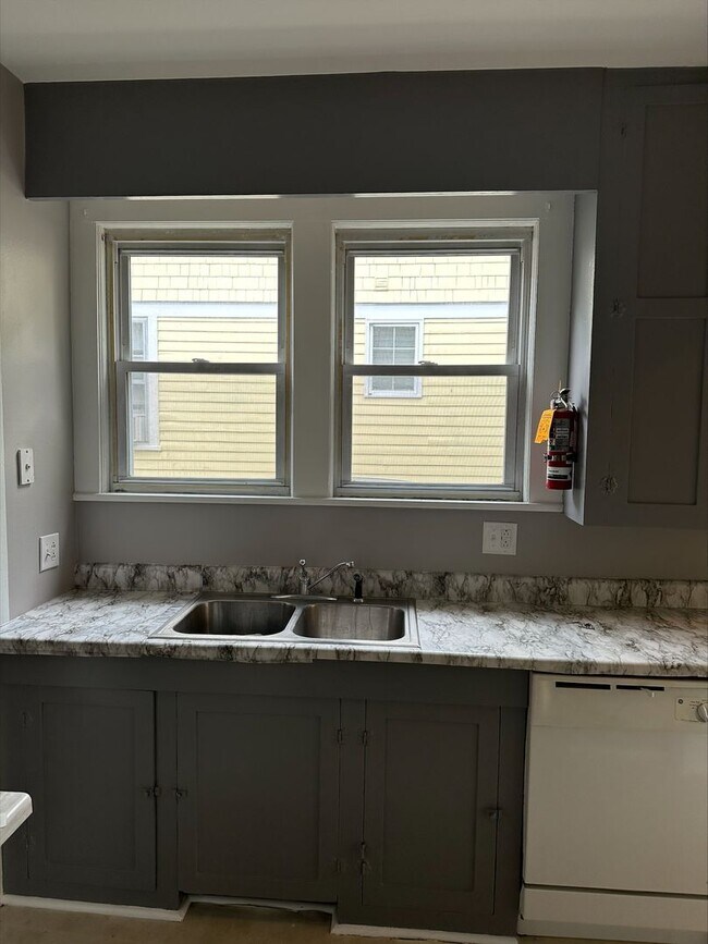 Building Photo - Two Bedroom House Blocks from Downtown Available Mid-June