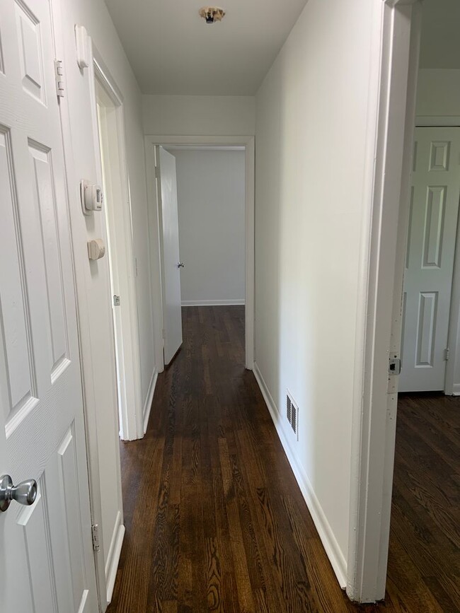 Building Photo - Cute 3 BR/ 1 BA Off Gate City Blvd.