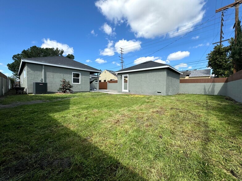 Building Photo - 5950 Simpson Ave