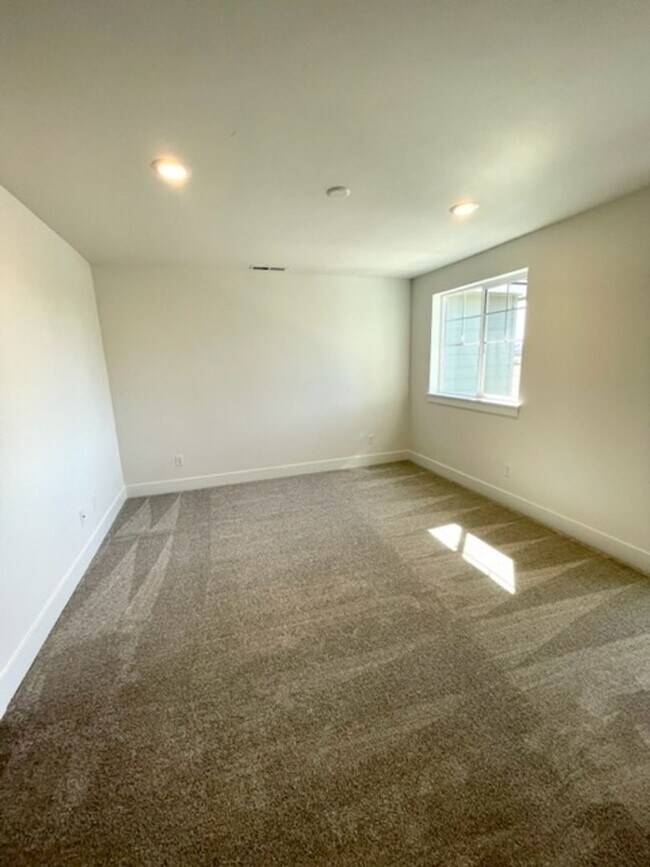 Building Photo - 3070 NE Terreo Pl