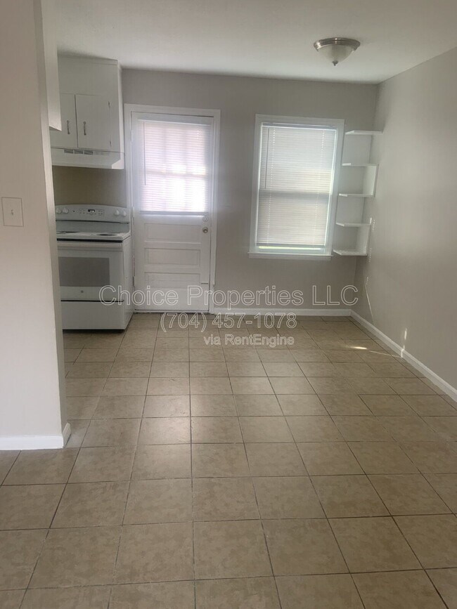 Building Photo - 5804 Cedars E Ct