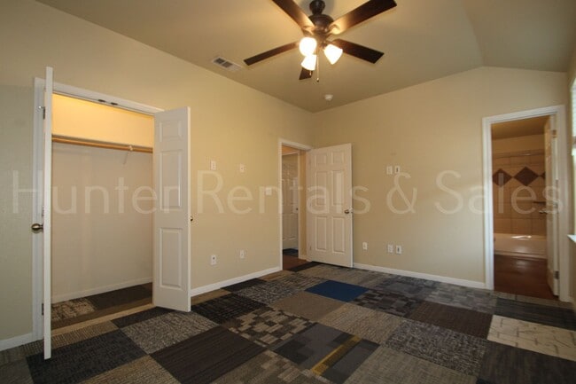 Building Photo - Beautiful 3 Bedroom Duplex