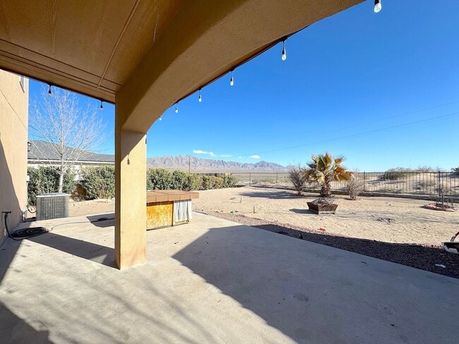 Building Photo - Gorgeous 5bed/3bath Refrig A/C with 2 Master Bedrooms!