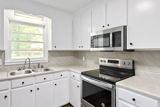 Building Photo - 201 Roberts St