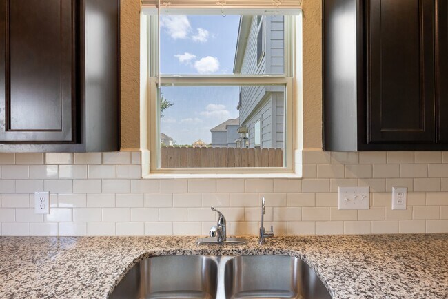 Building Photo - "Spacious 4-Bed Oasis with Granite Counter...