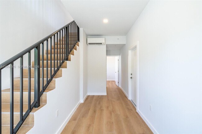 Building Photo - 1376 SW 4th St