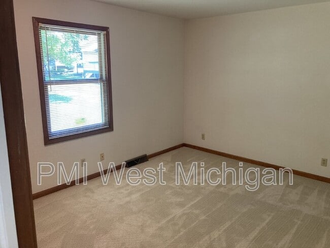 Building Photo - 2703 Woodmeadow Dr SE