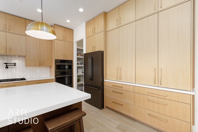 Building Photo - Beautiful 6 Bedroom 4.5 Bathroom Home in D...