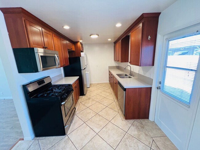 Building Photo - Charming 1 Bedroom unit, completely remodeled with In-Unit Washer/Dryer!