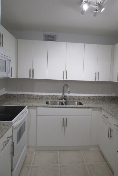 Building Photo - 2925 W 80th St