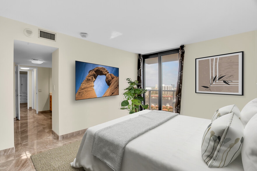 Master Bedroom - 3701 N Country Club Dr