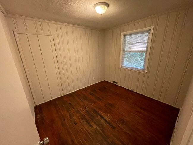 Building Photo - Charming 3 Bedroom Home Just Outside Uptown!