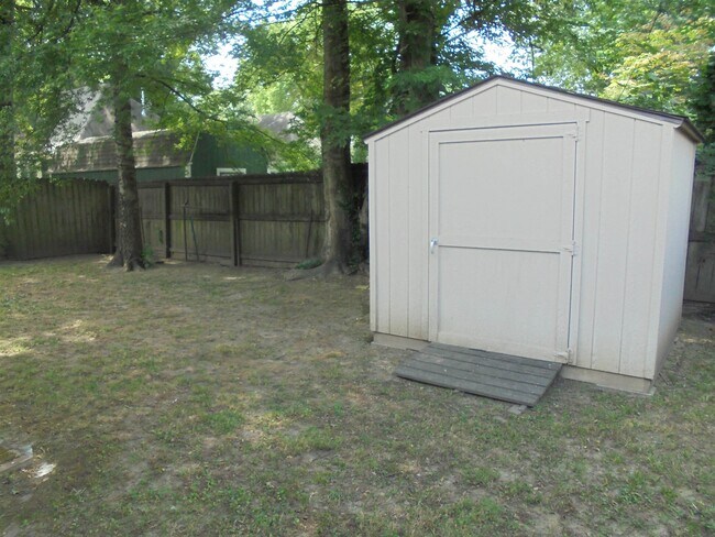 Building Photo - 1001 Tanglewood St