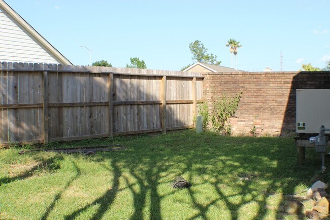 Building Photo - 16723 Clear Oak Way