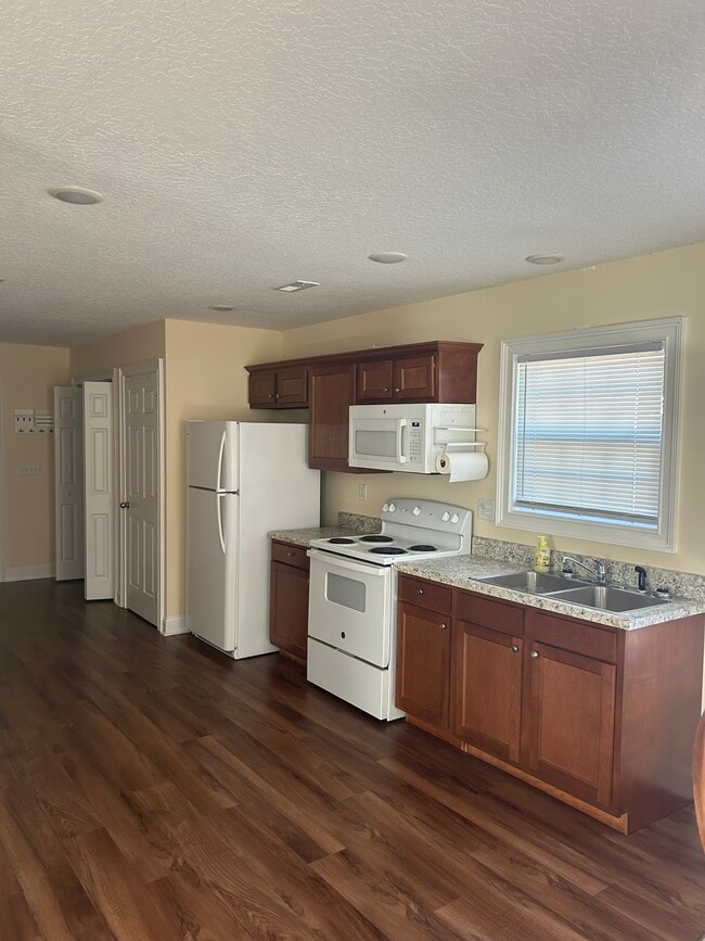 Building Photo - 7004 Oak Grove Rd